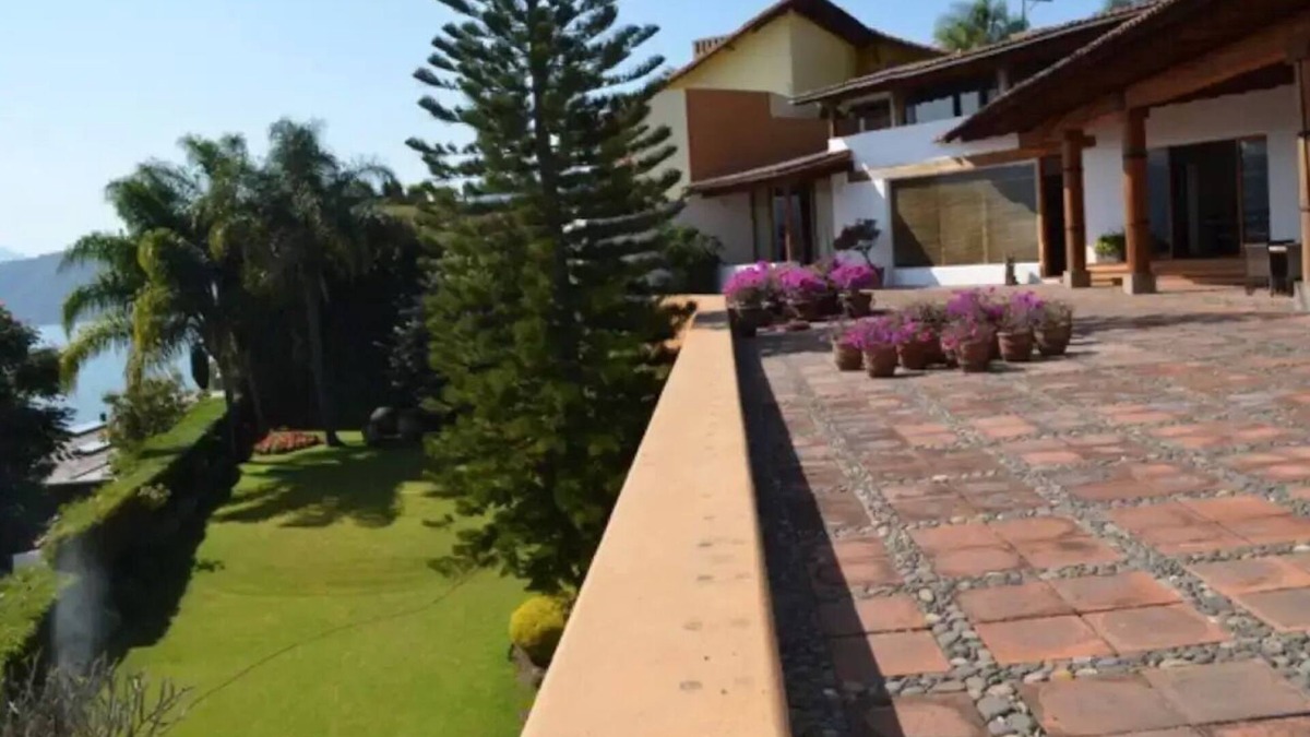 El Santuario House | Casa Estilo Mexicano en Valle De Bravo. Vista al Lago