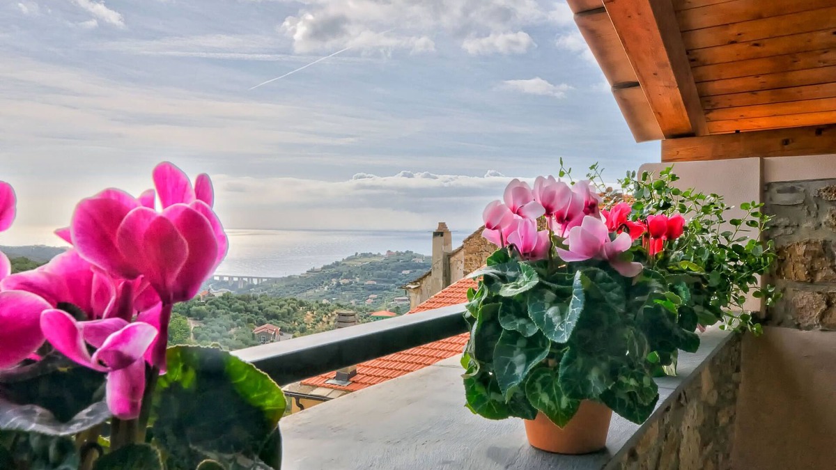 Civezza House | (Casa Felice is a two bedroom apartment sleeps 5)