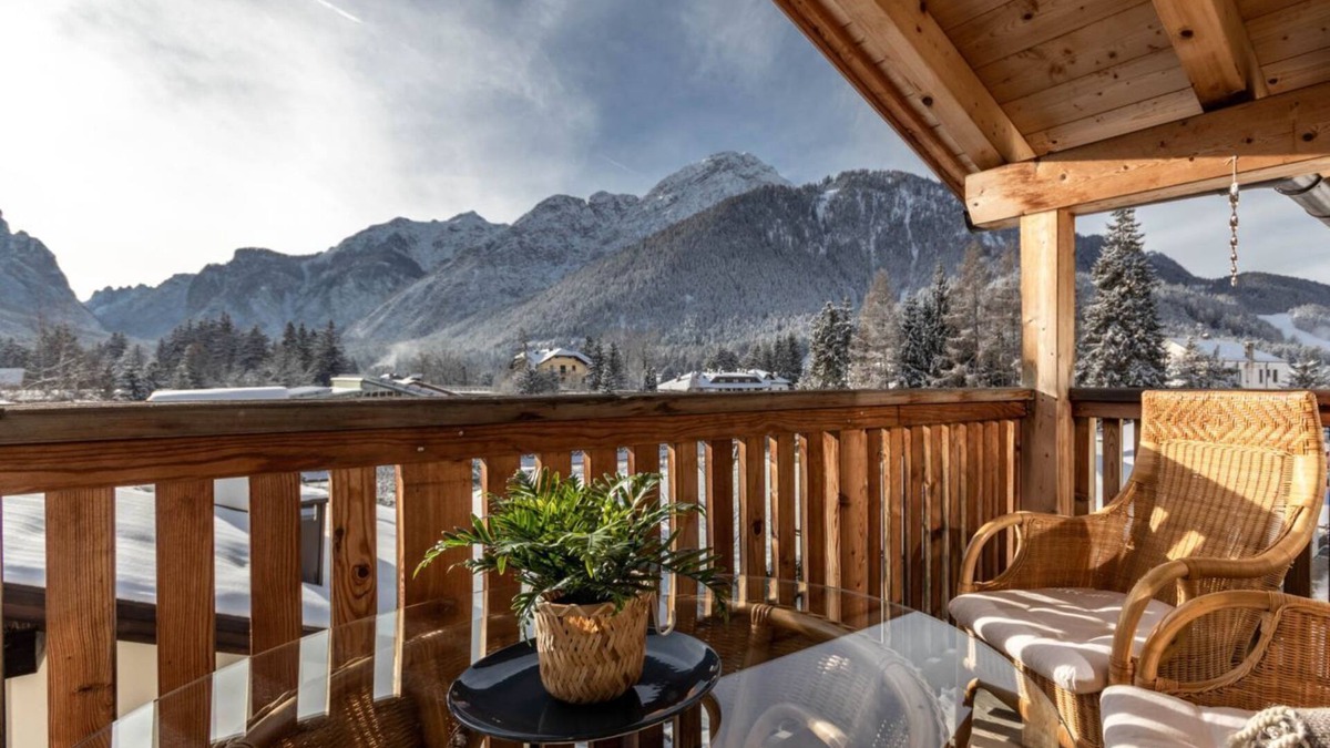 Valle San Silvestro Apartment | Casa Flora near train station