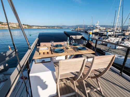 Quintans Boat Rental | Casa Flotante Sanxenxo