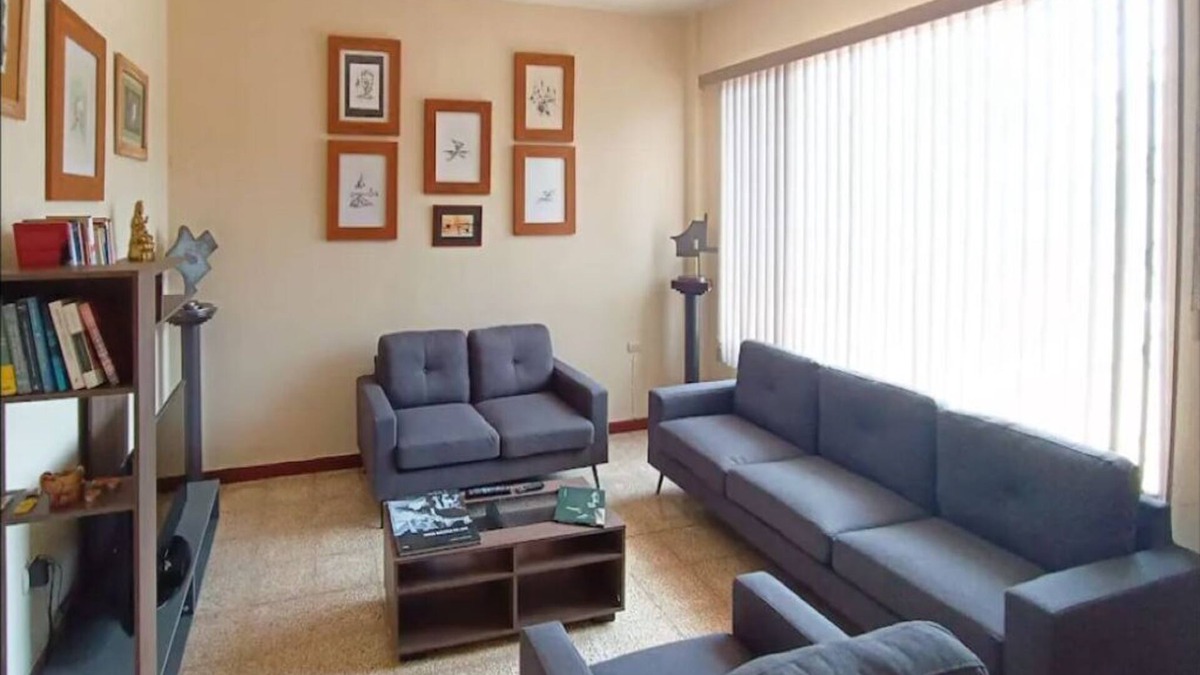 Urdesa House | “Casa galería W-J”