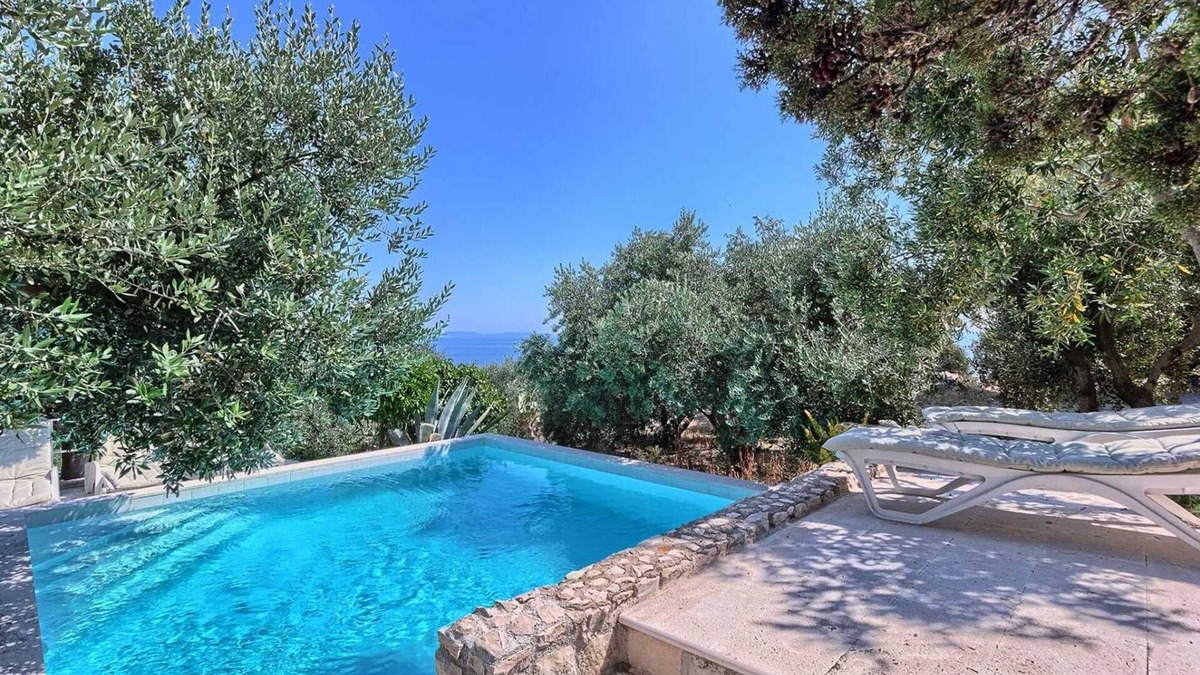 Podobuce Villa | Casa Garden - six bedroom house for 12 guests, heated pool and close to beaches