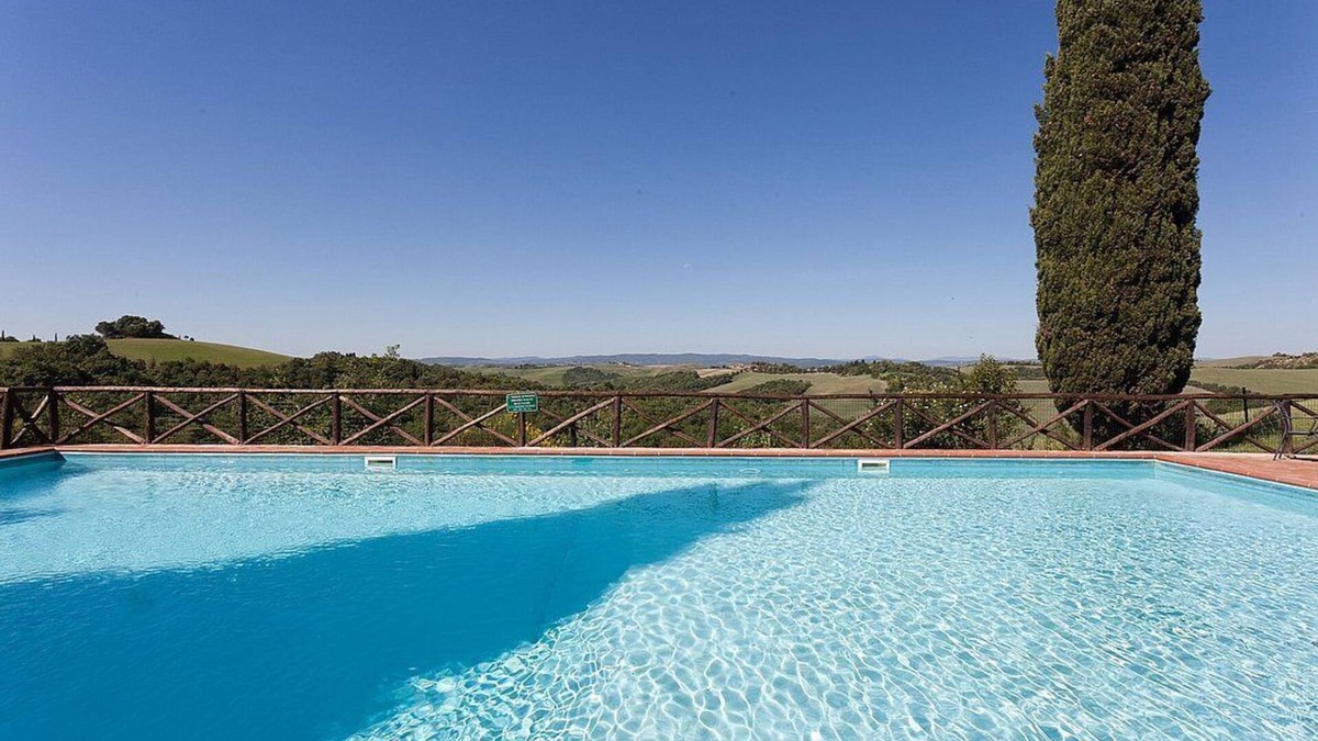 Asciano House | Casa Giobatta T: A characteristic and welcoming two-story apartment that is part of an ancient country house surrounded by the greenery, with Free WI-FI.