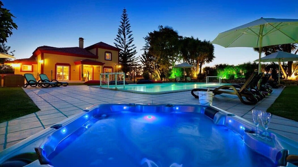 Lagoa e Carvoeiro House | Casa Grande - 6 Bedrooms, outside kitchen, fenced pool, wheelchair friendly
