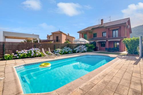 Mombeltran House | Casa Gredos , Piscina , Juegos , BBQ , Pozas , Relax