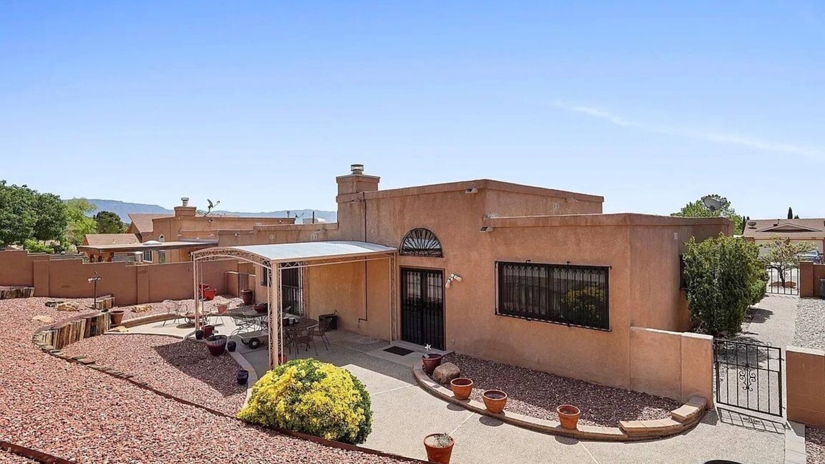 Taylor Ranch House | Casa Herradura: Desert Charm Near Petroglyph Trails, in Albuquerque's Westside.