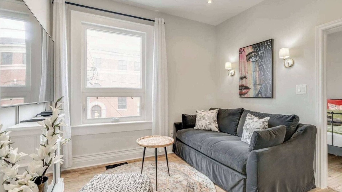 Leslieville Hotel | Casa Hotel: Chic Suite w Fireplace Leslieville