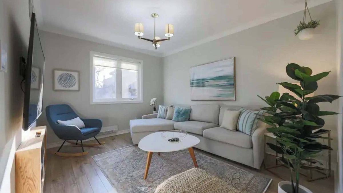 Leslieville Hotel | Casa Hotel: Modern 2BR Suite in Leslieville