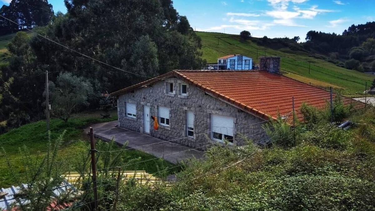 Bareyo House | Casa Idílica Para 5 con Vistas al Prado y a 2 Minutos del Centro de Ajo