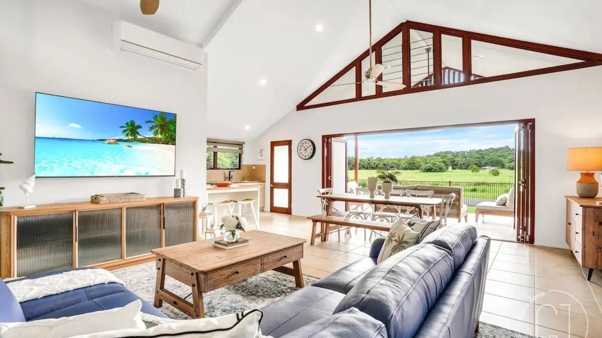 Kurrimine Beach House | Casa Jana Resort style accommodation - Pet Friendly