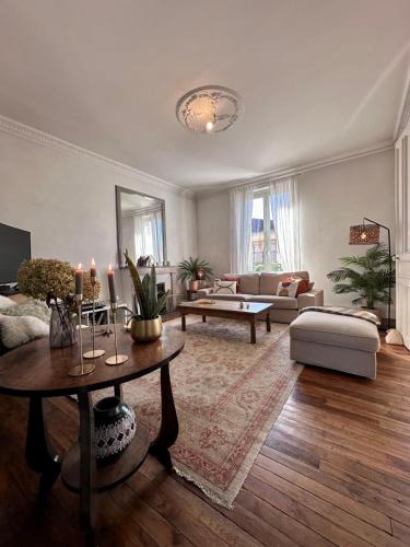 Brive-la-Gaillarde Apartment | Casa Jaurès - T4 style haussmannien - Proche gare - Place de parking