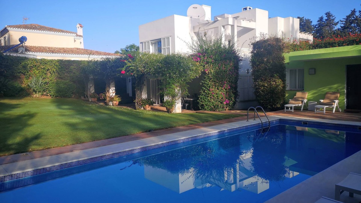 Sotogrande Villa | Casa Julieta - spacious family villa w/private pool in large garden