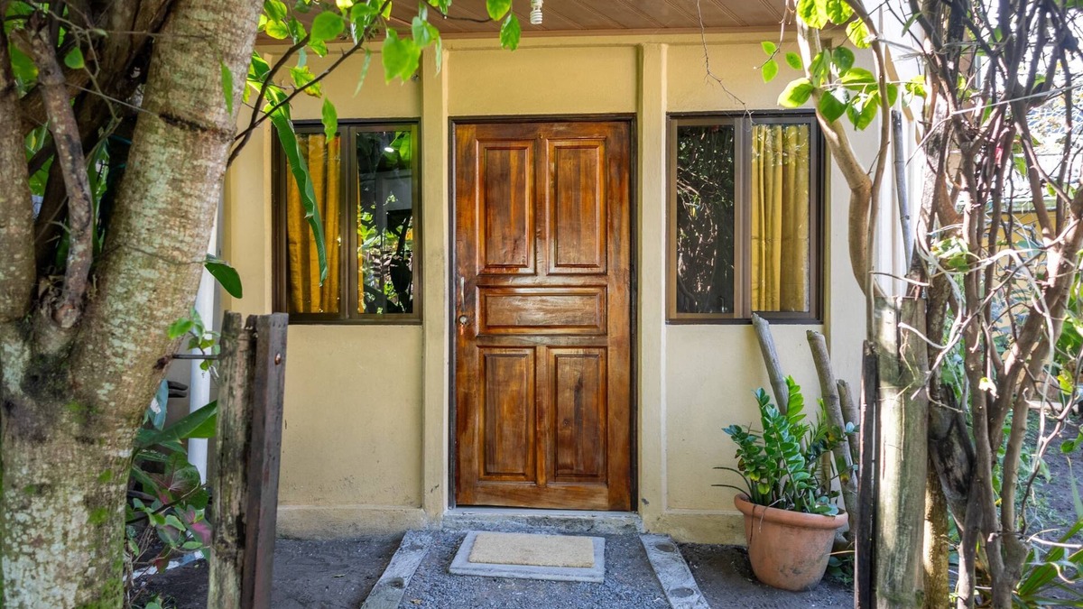 Tortuguero Apartment | Casa Kattleya, Ubicada en el Centro de Tortuguero, a Pocos Metros de la Playa