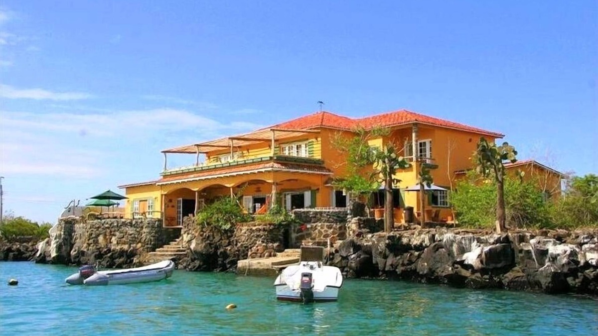 Bahia de la Academia Villa | Casa La Iguana - Galapagos waterfront luxury villa