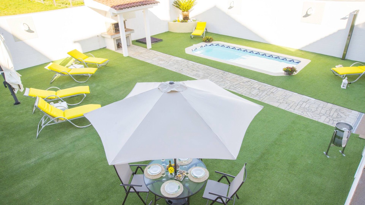 Cambados House | Casa LAS PALMERAS, holiday villa with pool and barbecue in the Rías Baixas