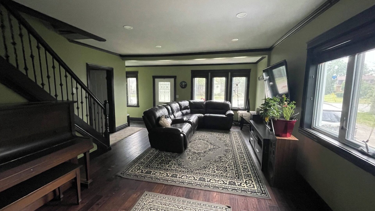 LaSalle House | CASA LASALLEnSLEEPS 8 GUESTS COMFORTABLY nBABY AMENITIES AVAILABLEnPET FRIENDLYn