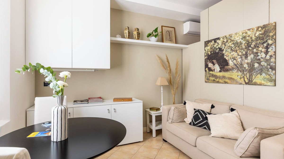 Historic Center Apartment | Casa Letizia ONE elegant romantic downtown apartment at the Two Towers