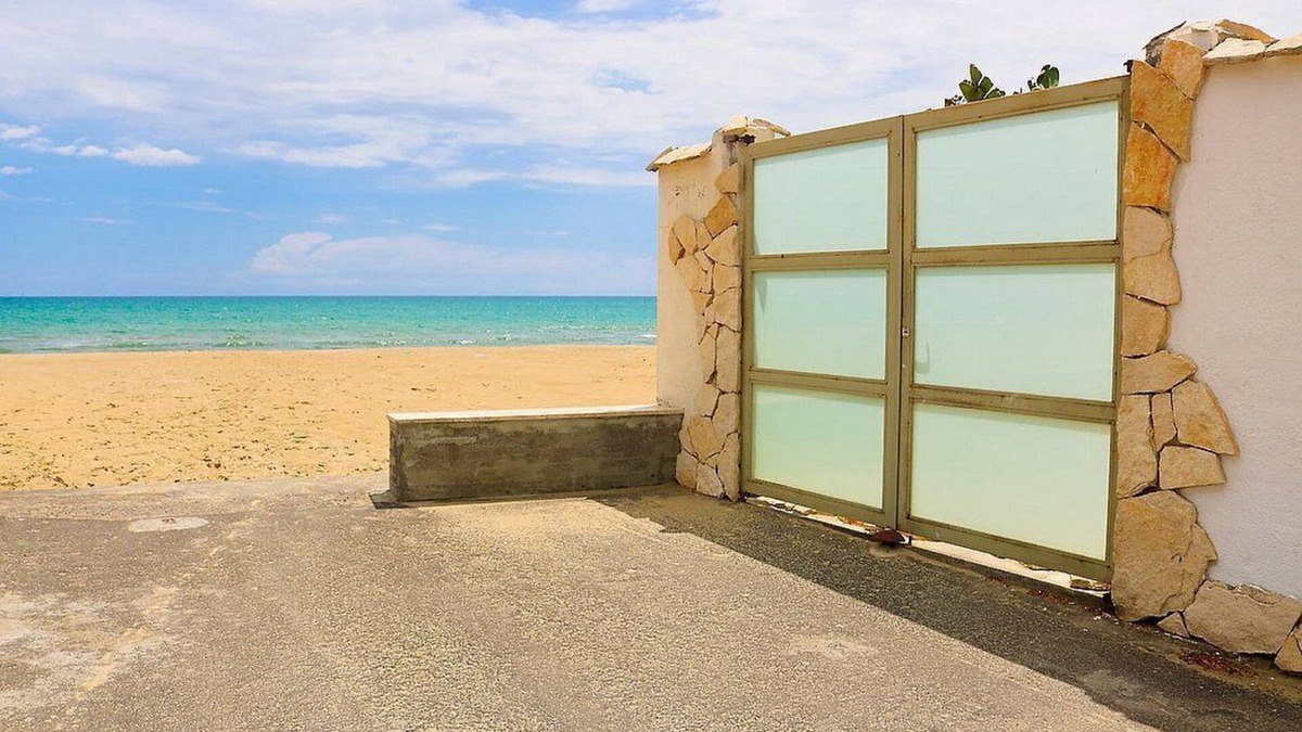 Agnone Bagni House | Casa Libezia: A welcoming apartment located right on the beach, with Free WI-FI.