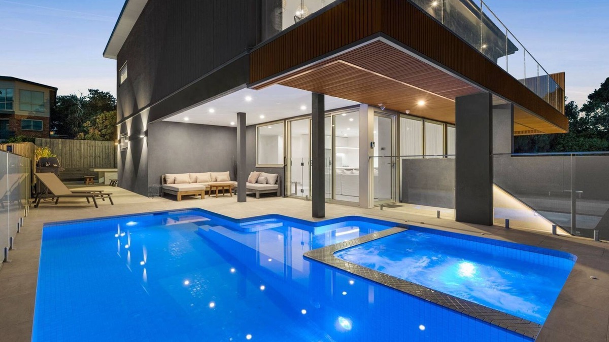 Aireys Inlet House | Casa Lux - Breezy home in the township of Aireys Inlet on the Great Ocean Road sleeps 15, making it