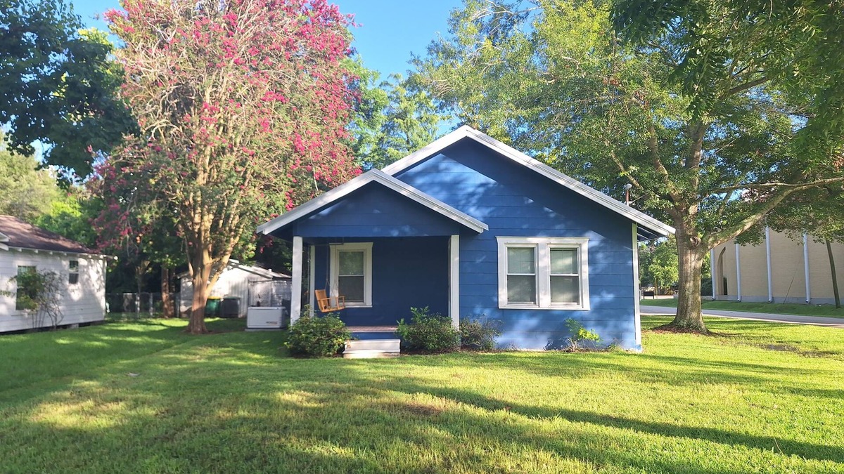 Tomball Cottage | Casa Lynda - a Charming 2-bedroom cottage in the heart of Tomball