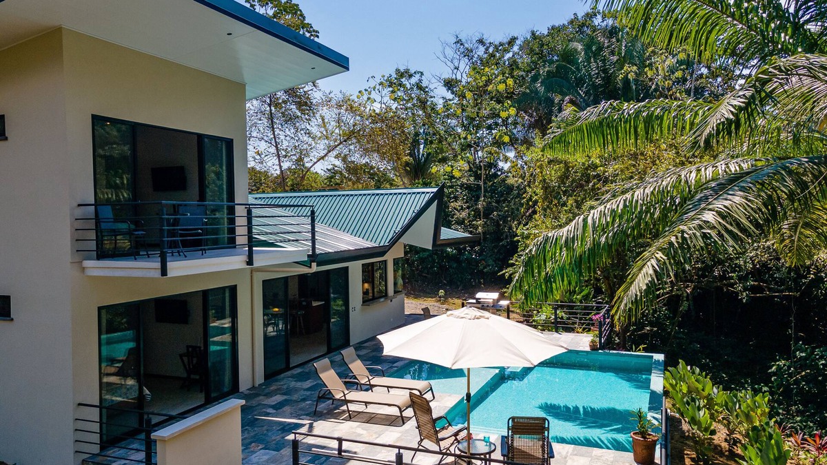 Quepos House | Casa Mamacita: Beautiful new home in peaceful jungle setting