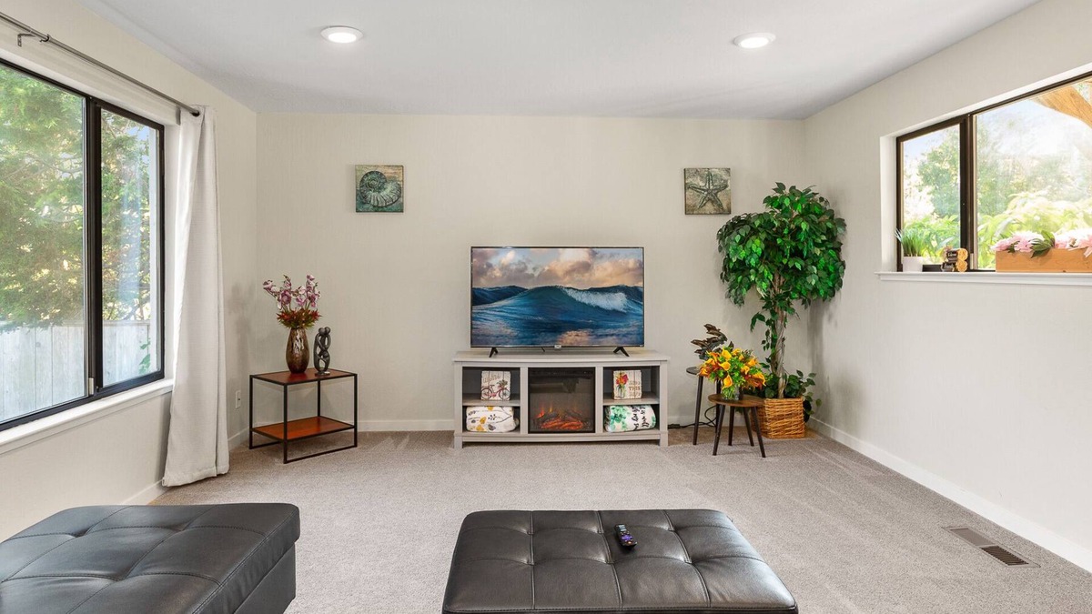 Moss Beach House | Casa Marina: Walk to Beach, Hear the Ocean, Kid Friendly Family Retreat!