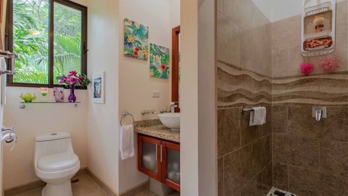 Tres Rios House | Casa Mariposa, in the middle of the mountains but close to the beaches.