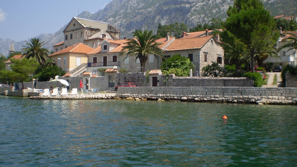 Kotor Villa | Casa Maris -Waterfront stone house in Dobrota