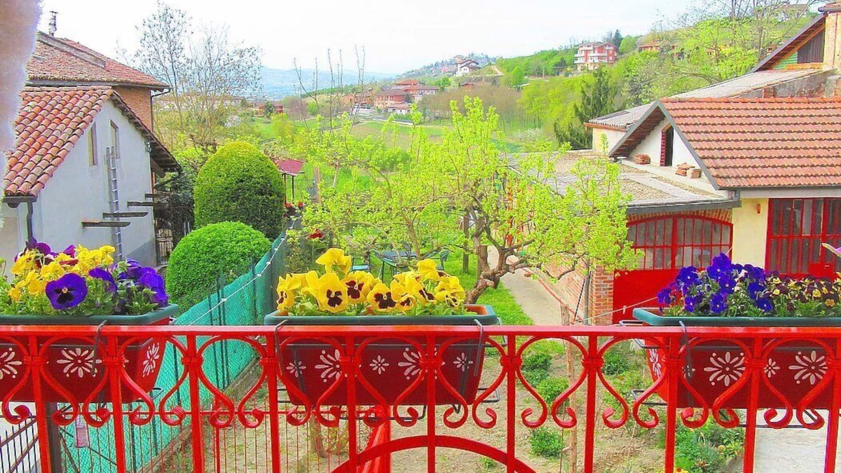 Govone House | Casa Menestrello A: A welcoming studio apartment situated in the Roero area of Piedmont, with Free WI-FI.