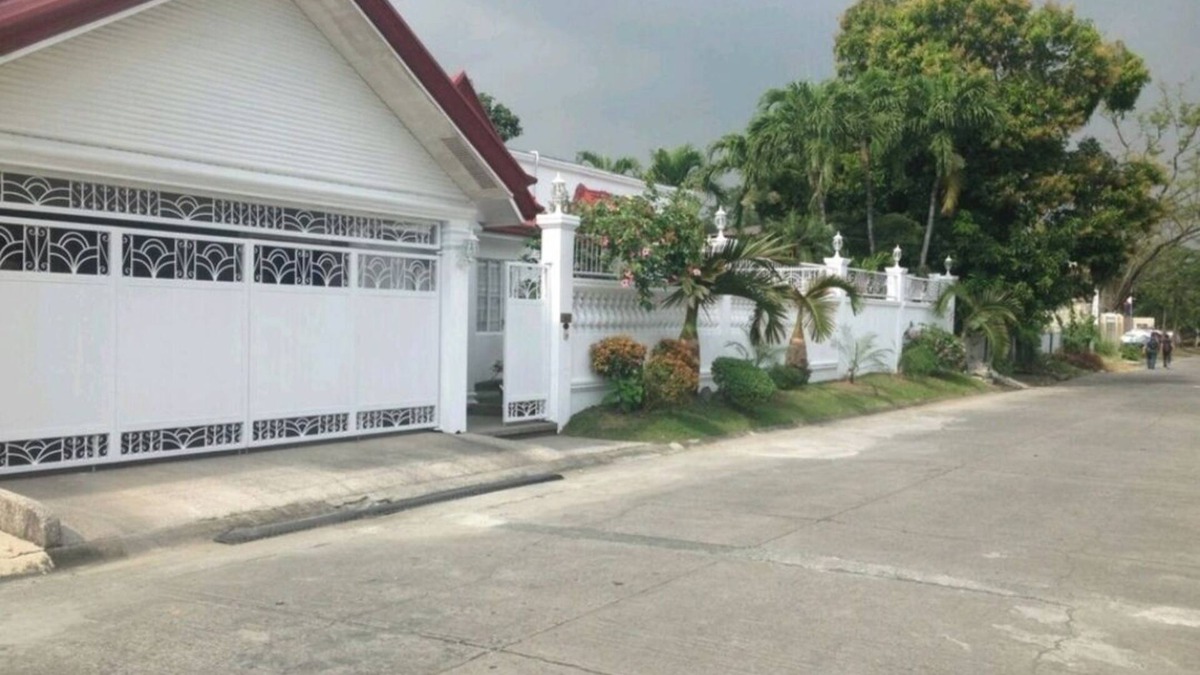 Las Pinas House | Casa Meyer's n500sq m lot, 300sq.m. BF Homes Int. with pool and Jacuzzi.