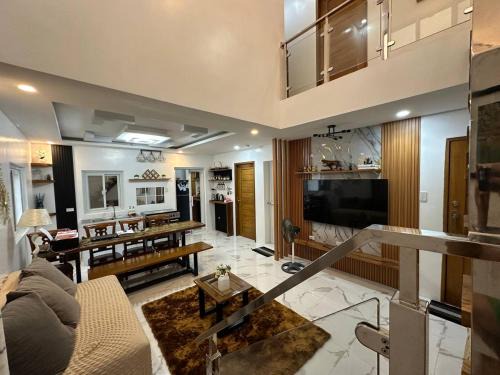 Trece Martires House | Casa MiKulai