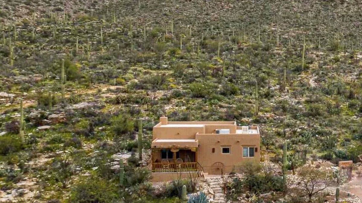 Tanque Verde House | Casa Milagrosa A private one bedroom casita with views overlooking Tucson