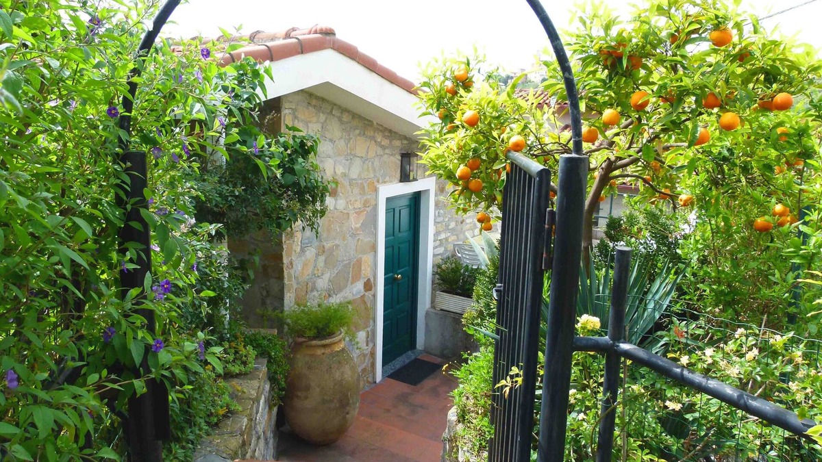 Diano San Pietro House | Casa Mimosa - Vacation apartments on the Flower Riviera, decorated with love