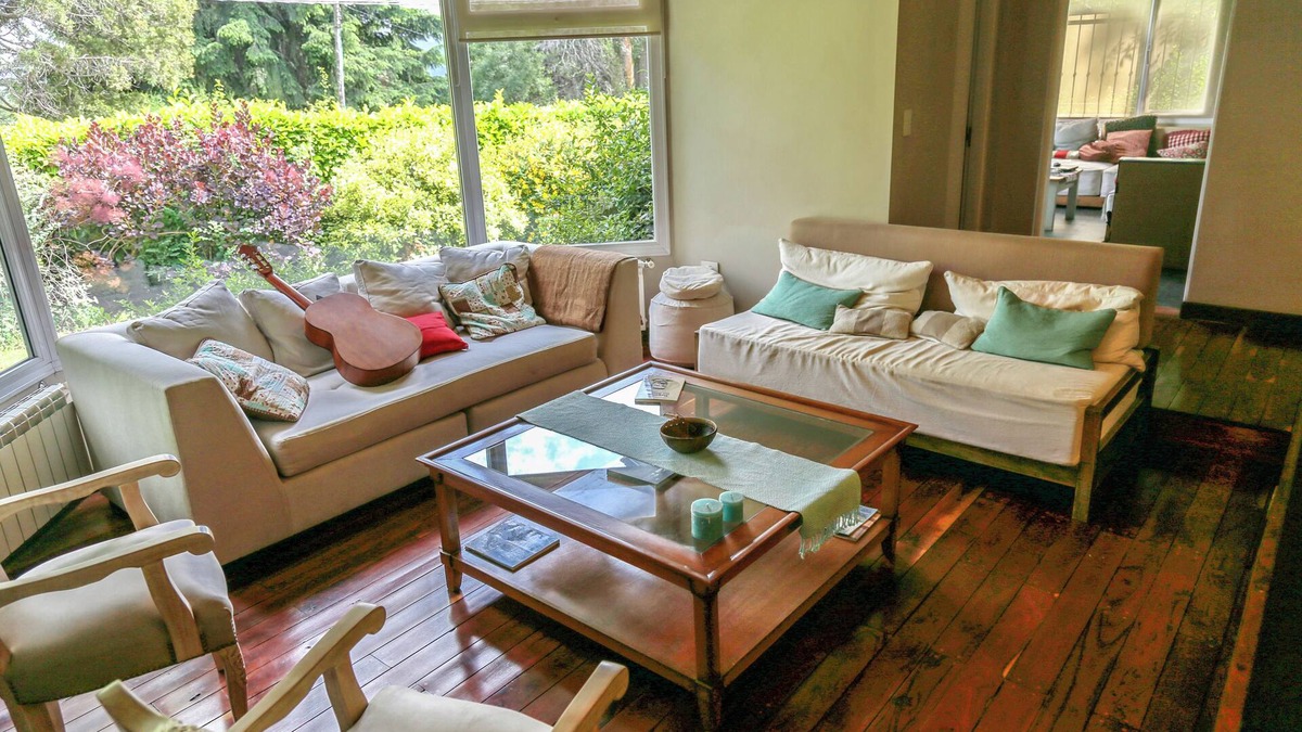 Golondrinas House | Casa moderna, cómoda, categoría. 6 ambientes, parque de 1800m2 con sol y sombra.
