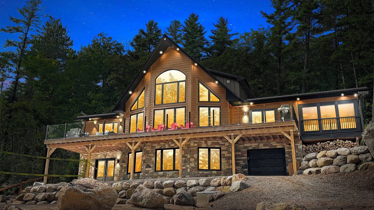 Madawaska Valley Cottage | Casa Muzyka Lakehouse - Beach, Steam-Spa, Theatre, Ping Pong, Beach Volley Ball
