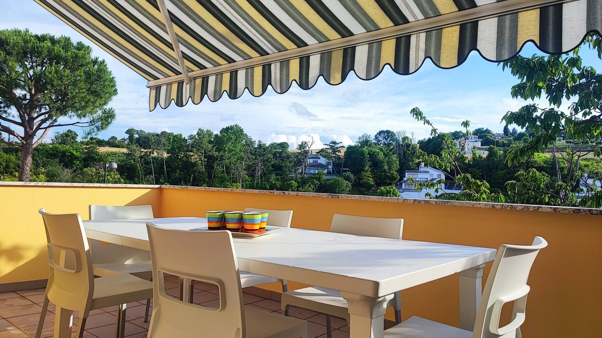 Numana Apartment | Casa Nadia: a few steps from the sea with garage, terrace and games room.