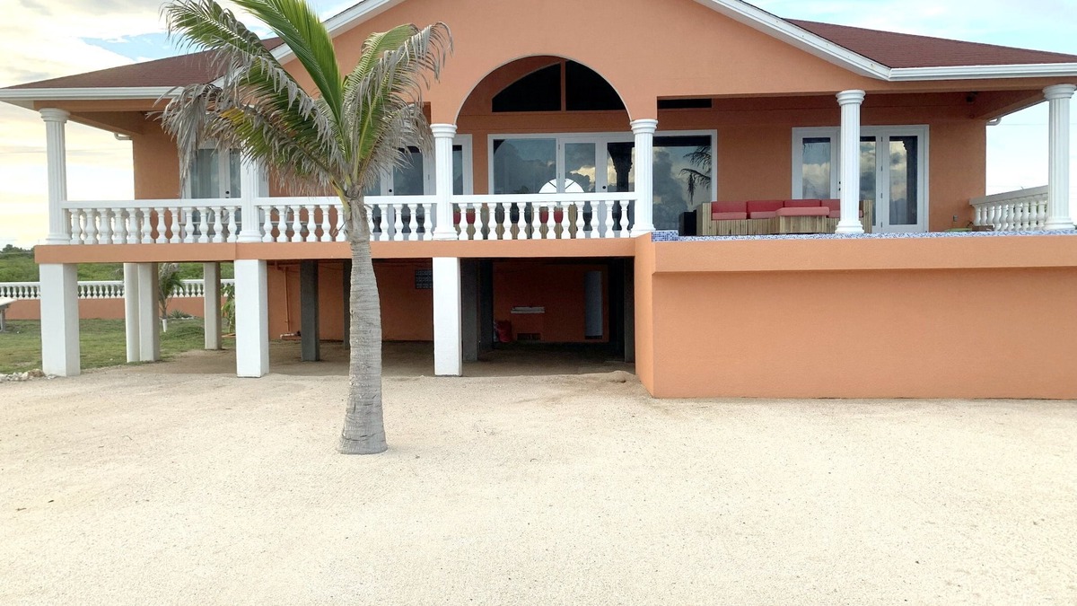 Isla de Utila House | Casa Naranja - Upscale Living with a Private Pool