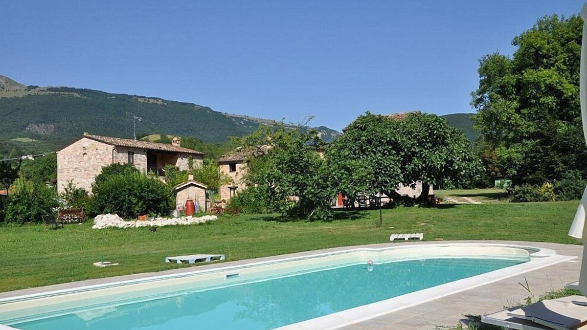 Sarnano House | Casa Noriana A: A characteristic and welcoming apartment situated in a quiet location, surrounded by a wonderful garden, with Free WI-FI.