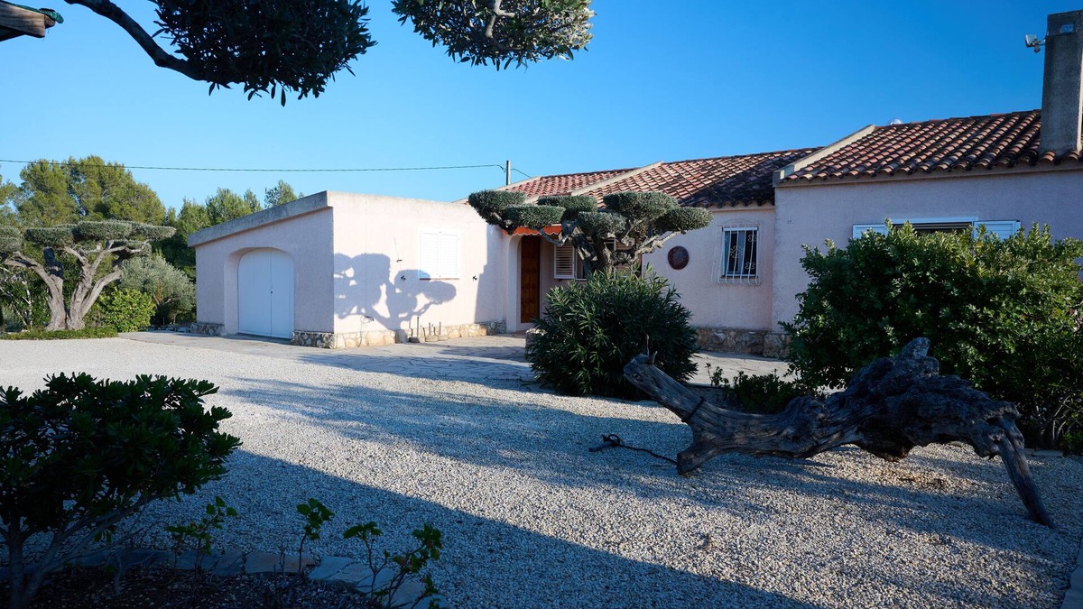 L'Ampolla House | Casa Nuria, beautiful house with garden & pool, quiet location, 4km from the sea