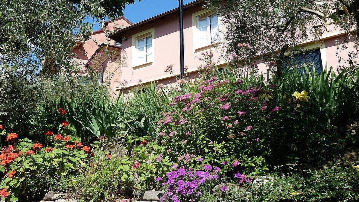 Chiavari House | Casa Oleandro A: An elegant and welcoming two-story independent house, with Free WI-FI.