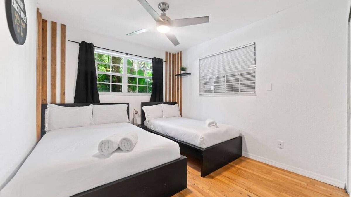 North Central Hollywood Villa | Casa Palma | Pool | 15min Beach | Pool table