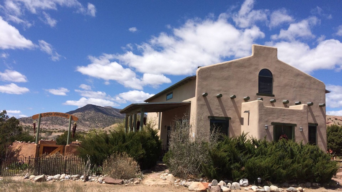 Abiquiu House | Casa Paloma Centrally Located Abiquiu Gem: great views, roomy kitchen, new AC!