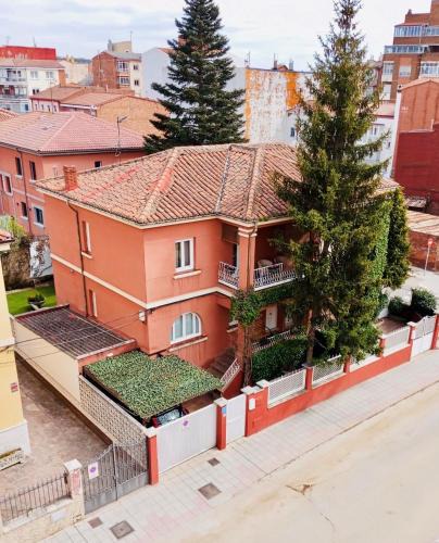 Leon House | Casa Palomera - Casa completa con jardín, gimnasio y garaje privados