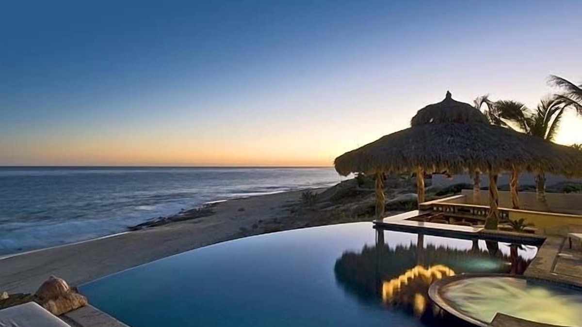 La Fortuna House | Casa Panga Beachfront House with Infinity Pool and Swim-up Bar