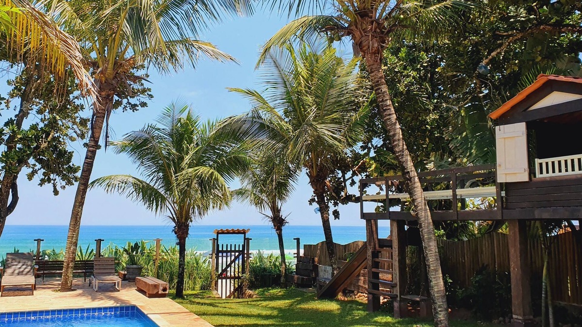 Maresias House | Casa Pé na Areia in Maresias, watch the video together with the photos of the house.