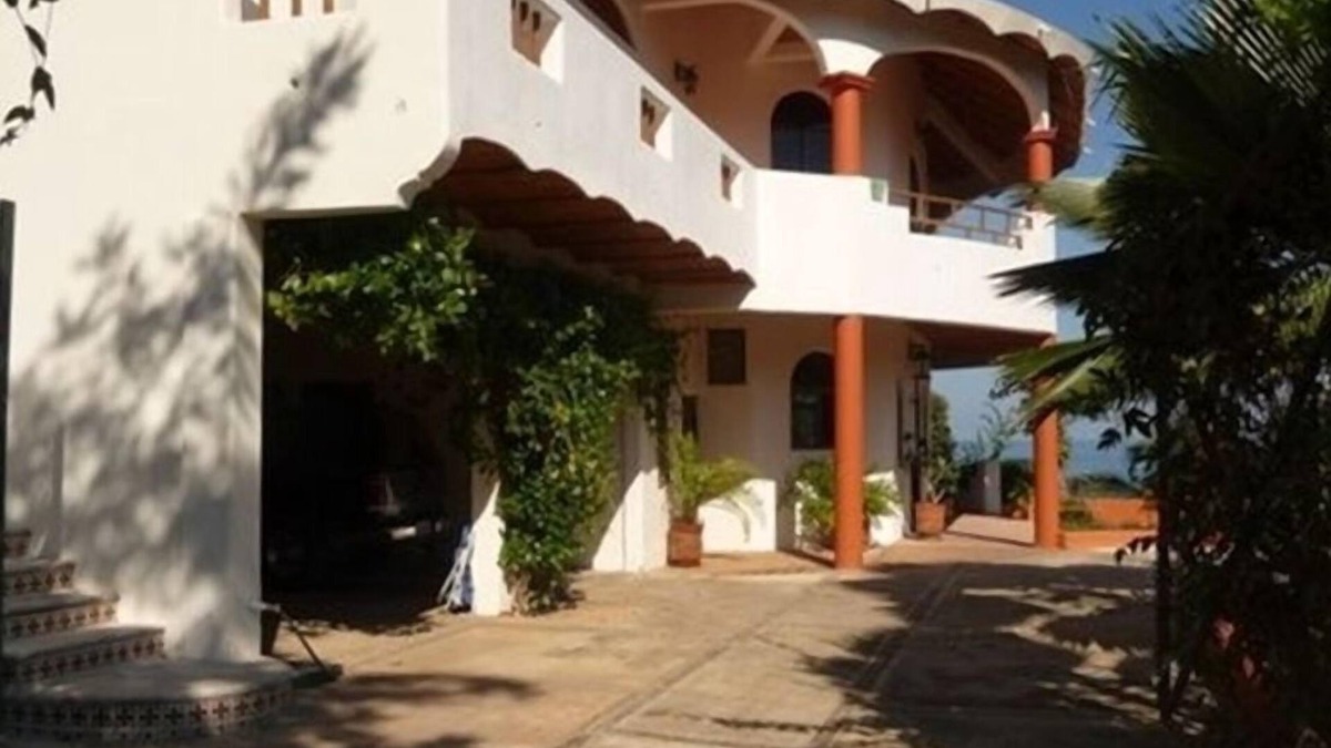 Lo de Marcos Villa | Casa Pelicanos: Oceanfront Home: Beach Vacation Paradise