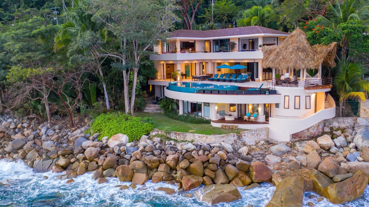 South Shore Hotel Area Villa | Casa Peña Del Mar is a Luxurious Oceanfront Home in Exclusive Gated Community
