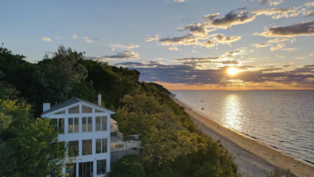 Wading River House | Casa Playa: Modern Beach House w/Views