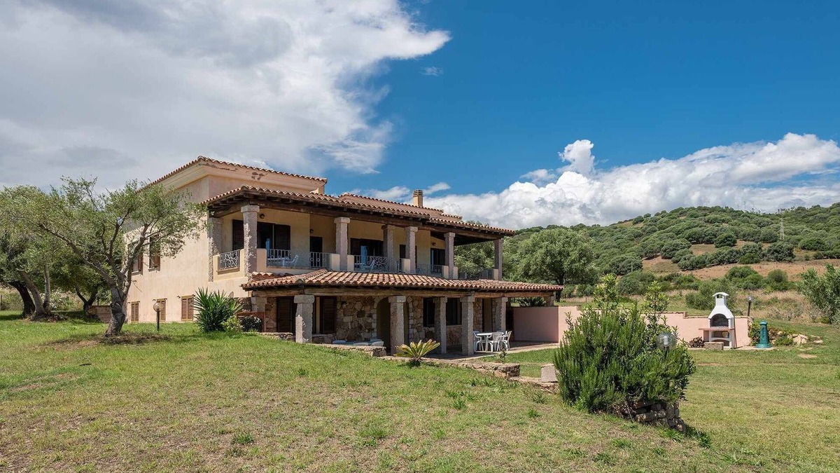 Siniscola Apartment | CASA POMPIA 6: four-room holiday home surrounded by greenery
