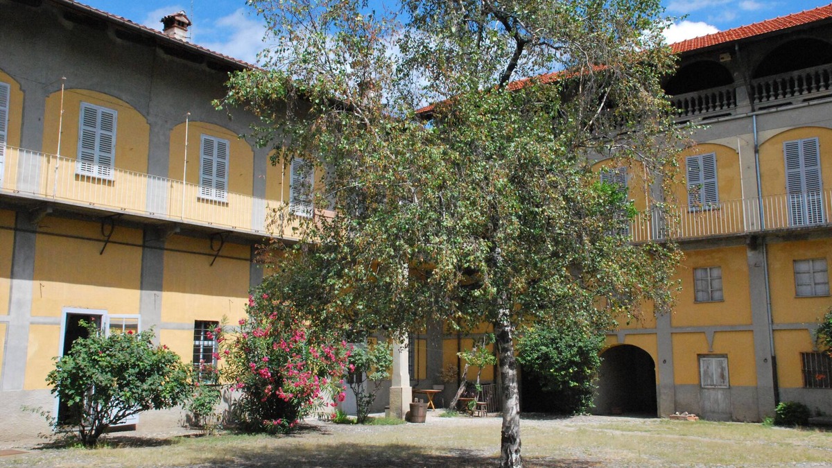 Costigliole Saluzzo Apartment | Casa Regis - Apartment in old mansion